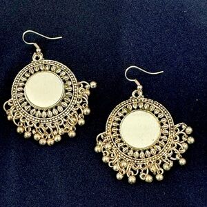 Chic Gold Filigree Earrings